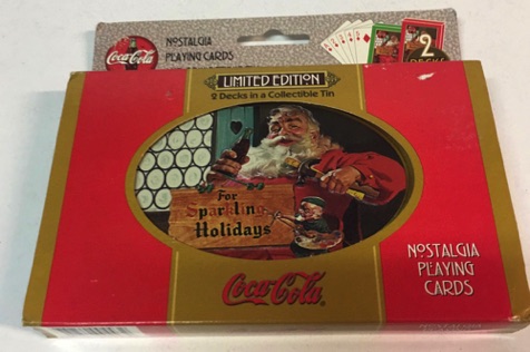 02539-2 € 12,50 coca cola ijzeren blikje met 2 stokken speelkaarten kerstman.jpeg